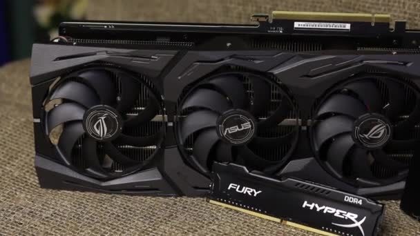 MINSK, BELARUS - 25 NOVEMBRE 2019 : Un composant pour assembler un ordinateur de jeu. Carte vidéo ROG Strix GeForce GTX 1660 Ti Advanced Edition 6GB. RAM HyperX Fury 8 Go de RAM DDR4. Samsung 860 Evo 500GB SS — Video