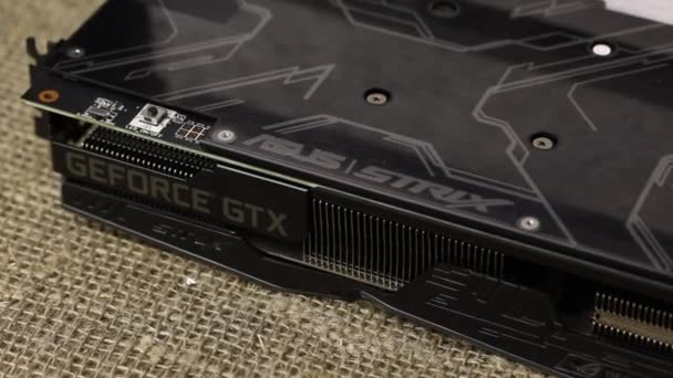 Minsk, Belarus - 25 Kasım 2019: Bir adam paketi Rog Strix Geforce Gtx 1660 Ti Advanced Edition 6gb grafik kartıyla açıyor. Aygıt işaretleme görünür. — Stok video