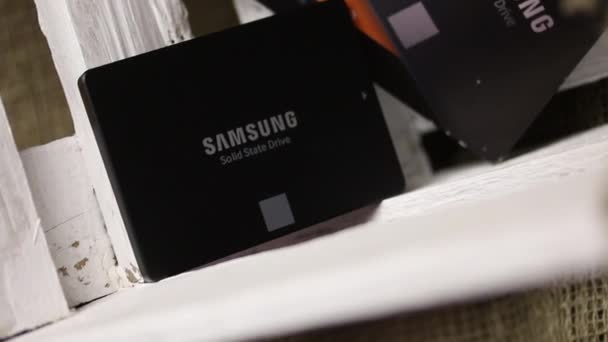 MINSK, BELARUS - NOVEMBRO 25, 2019: Samsung 860 Evo 500GB SSD Disco Rígido. O disco está ao lado da embalagem. Deitado em uma caixa de madeira . — Vídeo de Stock