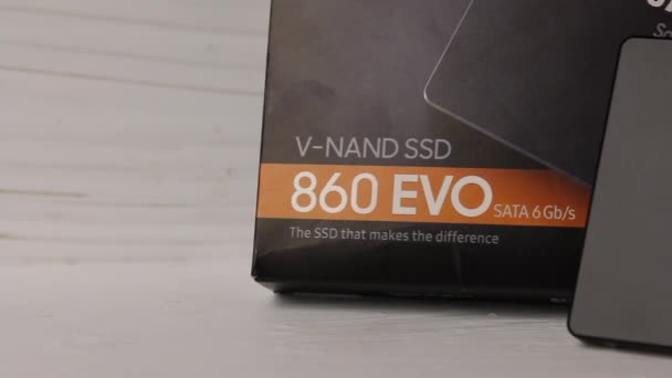 Minsk, Belarus - 25 november 2019: Samsung 860 Evo 500gb Ssd harde schijf. Leugens op witte beschilderde planken. — Stockvideo