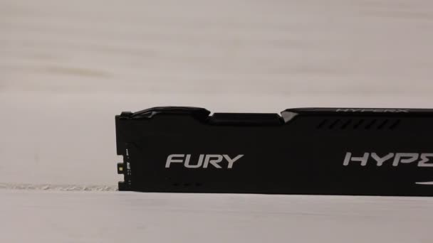 Minsk, Belarus - 25 Kasım 2019: Hyperx Fury 8gb Ddr4 Ram. Beyaz boyanmış tahtalarda yatıyor.. — Stok video