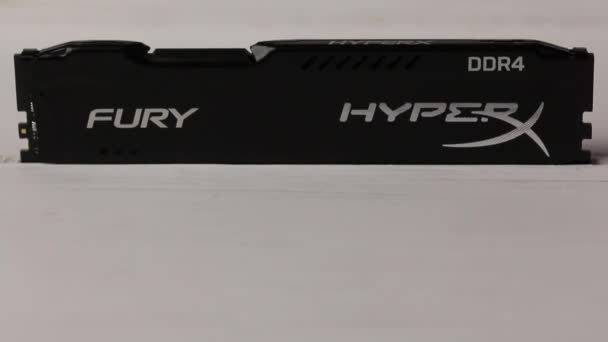 Minsk, Belarus - 25 november 2019: Hyperx Fury 8gb Ddr4 Ram. Leugens op witte beschilderde planken. Close-up. — Stockvideo