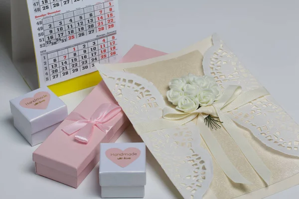 Cartes de vœux et cadeaux dans des boîtes artisanales. A proximité se trouve un fragment du calendrier avec le mois de décembre . — Photo