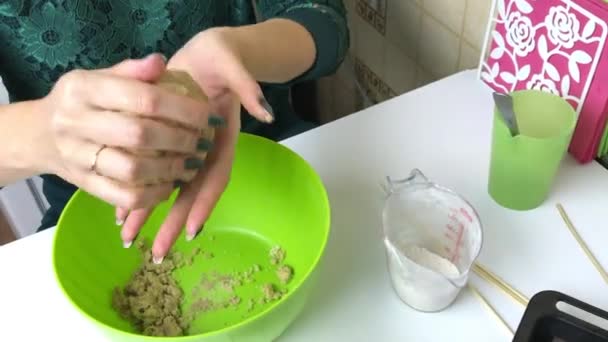 Kobieta ugniata dłońmi ciasto na ciasteczka imbirowe. Niedaleko narzędzi do gotowania. Widok z góry. — Wideo stockowe