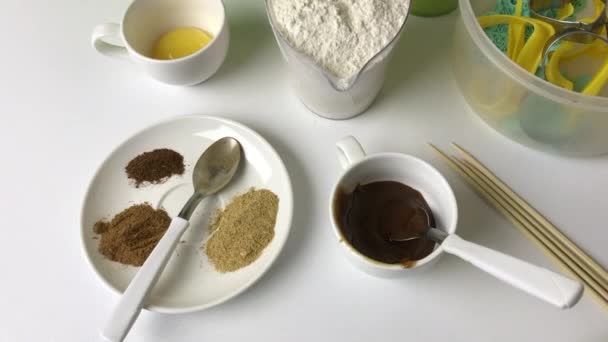 Los ingredientes de las galletas de jengibre se colocan sobre la mesa. También herramientas para su preparación — Vídeos de Stock