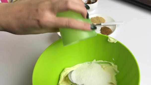 Uma mulher mistura ingredientes de biscoito de gengibre em um recipiente . — Vídeo de Stock