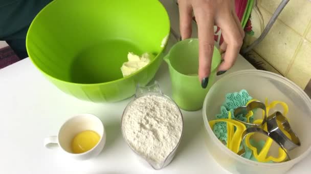 Perníkové sušenky jsou rozloženy na stole. Také nástroje pro jeho přípravu. — Stock video