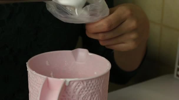 Keverő habverővel. A corollas, fehér cukor cukormáz díszíteni gyömbéres sütik. — Stock videók