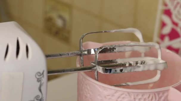 Mezclador con batidores. En los batidores, glaseado de azúcar blanco para decorar las galletas de jengibre . — Vídeos de Stock