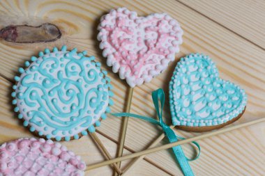 Çubuktaki baharatlı zencefilli kurabiye. Çok renkli şeker jölesiyle süslenmiş. Çam ağacının üzerinde yatıyor.