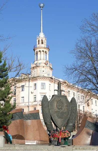 MINSK, BELARUS, 3 de enero de 2019, Casa con una aguja. En primer plano se encuentra un monumento a los empleados del Ministerio del Interior — Foto de Stock