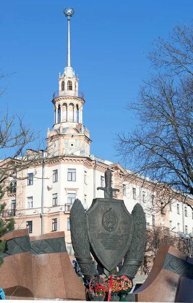 MINSK, BELARUS, 3 de enero de 2019, Casa con una aguja. En primer plano se encuentra un monumento a los empleados del Ministerio del Interior — Foto de Stock