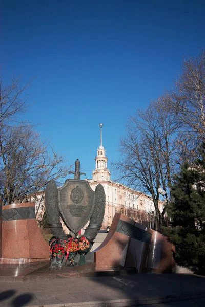 Mińsk, Białoruś, styczeń, 3, 2019, Dom z wieżą. Na pierwszym planie znajduje się pomnik pracowników Ministerstwa Spraw Wewnętrznych — Zdjęcie stockowe