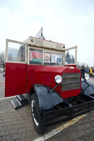 ミンスク、ベラルーシ、 2019年1月3日観光客のためのお土産屋に改装されたヴィンテージバス. — ストック写真
