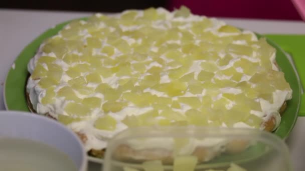 Una mujer hace un pastel con galletas Savoiardi. Las piñas echaban a la crema. Cerca de piñas y crema . — Vídeos de Stock