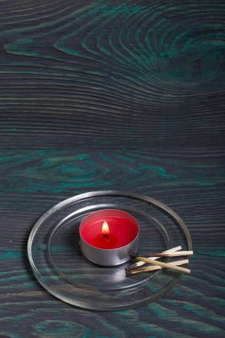 Fırçalanmış tahtalarda mum. Yanmış kibritler.