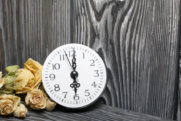 Dried roses and watches on a background of brushed boards. — ストック写真