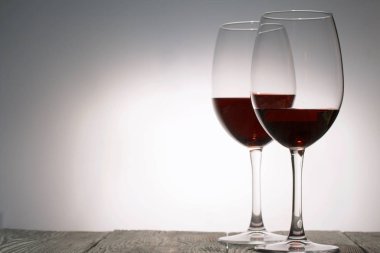 Kırmızı şaraplı bardaklar. Tahtaya çık. Arka planda çekilen.