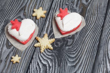 Kartanesi şeklinde kurabiyelerle süslenmiş marshmallow sandviçleri. Siyah beyaza boyanmış çam ağacından tahtalara.