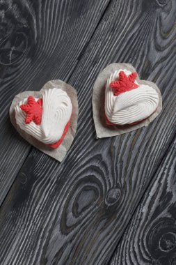 Kartanesi şeklinde kurabiyelerle süslenmiş marshmallow sandviçleri. Siyah ve beyaza boyanmış çam ağaçlarında. Yukarıdan görüntüle.