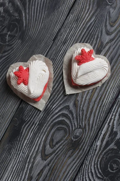 Kartanesi şeklinde kurabiyelerle süslenmiş marshmallow sandviçleri. Siyah ve beyaza boyanmış çam ağaçlarında. Yukarıdan görüntüle.