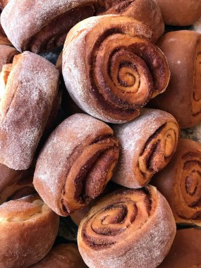 Taze fırın. Taze kokulu tarçın ruloları..