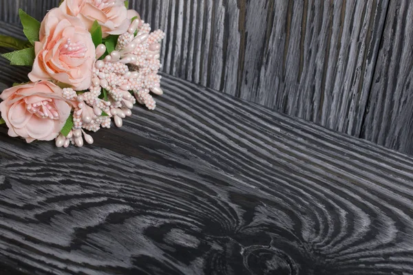 Декоративный букет искусственных цветов. На фоне раскрашенных черно-белых досок . — стоковое фото