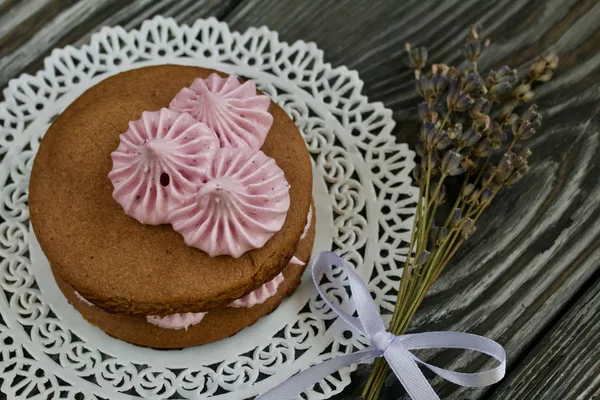 Çikolata hamuru ve yaban mersinli marşmelovdan yapılmış marshmallow sandviçleri. Kupa şeklinde kurabiyelerle süslenmiş. Çam ağacından yapılmış tahtalarda. Yakın çekim..