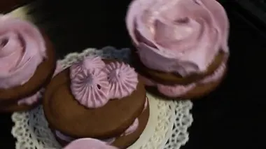 Çikolata hamuru ve yaban mersinli marşmelovdan yapılmış marshmallow sandviçleri. Bir gül şeklinde olsun. Dönen plak kaydına bağlanmış..