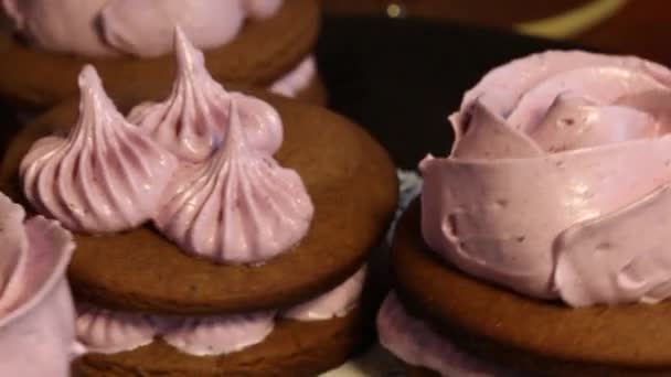 Sanduíches de marshmallows feitas de massa de chocolate e marshmallows de mirtilo. Na forma de uma rosa. Montado num disco de vinil rotativo. Imagem de close-up — Vídeo de Stock