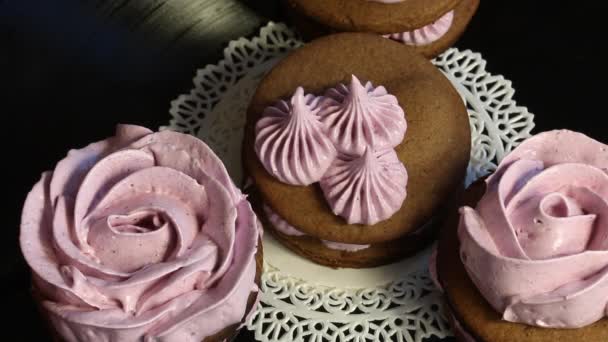 棉花糖三明治由巧克力面团和蓝莓棉花糖制成。以玫瑰的形式出现。安装在一个旋转乙烯记录。从特写镜头上方拍摄. — 图库视频影像