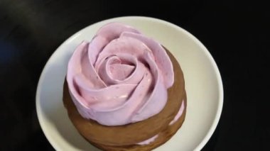 Çikolata hamuru ve yaban mersinli marşmelovdan yapılmış marshmallow sandviçleri. Bir gül şeklinde olsun. Çam ağacından yapılmış tahtalarda. Yakın çekim..