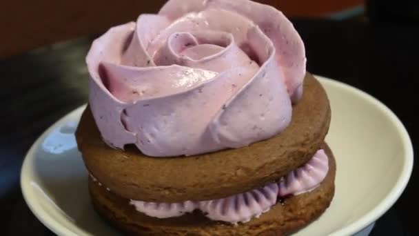 Sanduíches de marshmallows feitas de massa de chocolate e marshmallows de mirtilo. Na forma de uma rosa. Imagem de close-up . — Vídeo de Stock