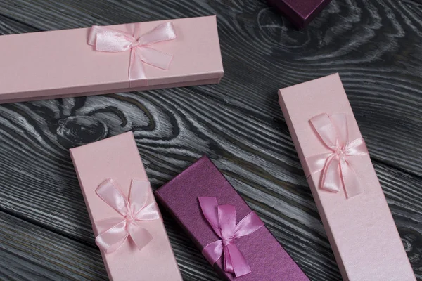 Cajas Cartón Con Regalos Rosa Lila Decoradas Con Lazos Cinta — Foto de Stock