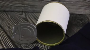 Hediye kutusunda erkek çorapları. Açık bir kavanoz yan yatar, çoraplarının yanında..