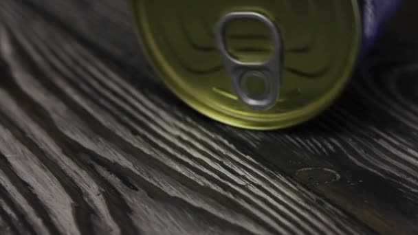 Uma lata pode cavalgar nas tábuas, deitada ao seu lado. Anel visível para abertura. Imagem de close-up . — Vídeo de Stock