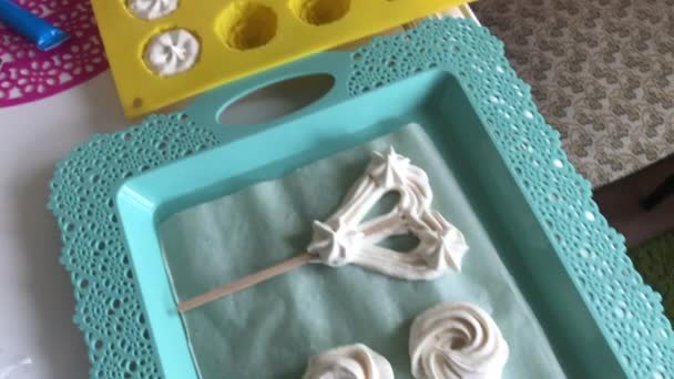 Su un vassoio giace un marshmallow appena preparato di varie forme, colori e dimensioni. Marshmallow nelle vicinanze in un cono di cialda . — Video Stock