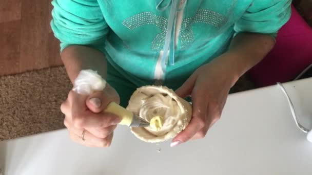 Seorang wanita sedang mempersiapkan marshmallow dalam wafel cone. Menggunakan tas kue dan nozzle, bentuk massa . — Stok Video