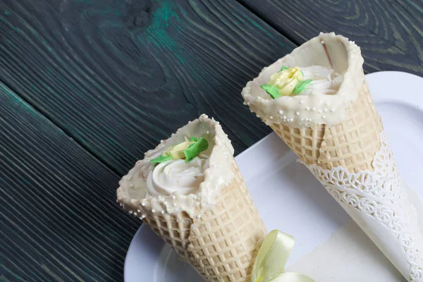 Dois Cones Waffles Com Marshmallows Eles Estão Decorados Com Chocolate — Fotografia de Stock