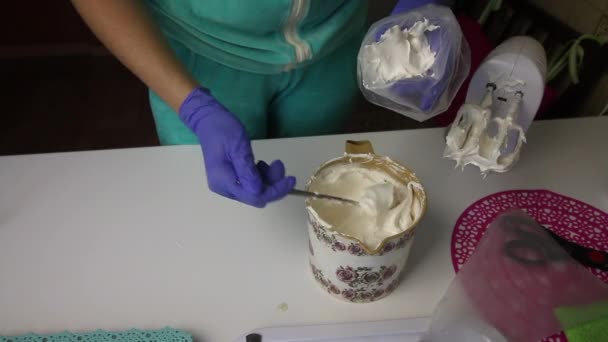 Mujer usando una cuchara pone malvavisco en una bolsa de pastelería . — Vídeos de Stock