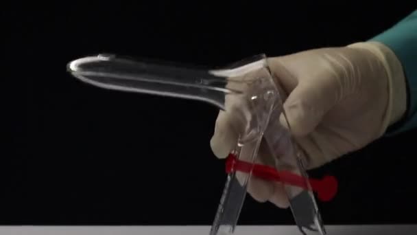 Lastik eldivenli bir doktor tek seferlik jinekolojik ayna gösteriyor. Jinekolojik spekulum Cusco. Yakın çekim. — Stok video