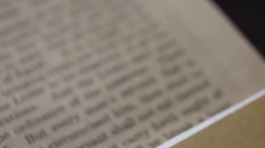 Exodus 'un İncil kitabının ilk bölümünün metninin olduğu bir kağıt parçası. Fısıh hikayesini kırmızı kalemle çevreleyen bir adam.