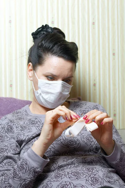 Woman Medical Mask Sitting Bed Doing Needlework Leisure Self Isolation — Stock Photo, Image