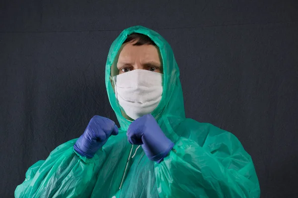 보호용 마스크를 후드를 코트를 고무장갑을 확성기를 있습니다 바이러스 감염을 그를감싸 — 스톡 사진