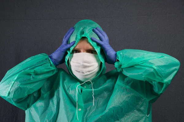 보호용 마스크를 후드를 코트를 장갑을 있습니다 양손으로 머리를 바이러스 감염을 — 스톡 사진