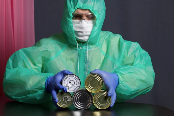 의료용 마스크 고무장갑 비옷을 테이블 전염병 — 스톡 사진