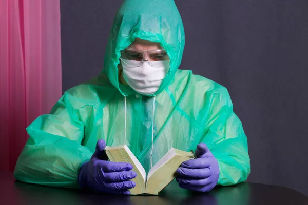 의료용 마스크 고무장갑 비옷을 전염병 — 스톡 사진