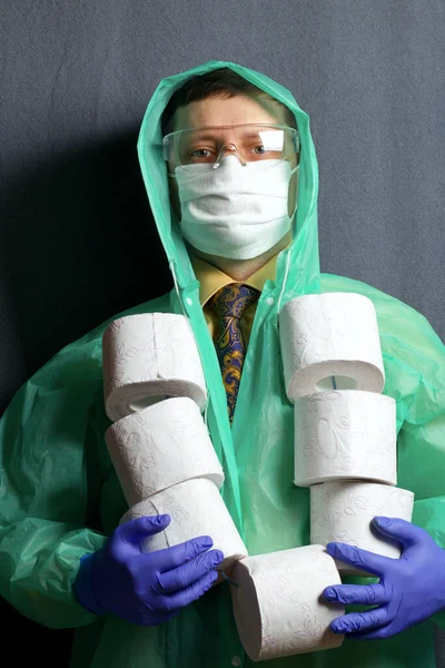 의료용 마스크 고무장갑 비옷을 목에는 화장지 뭉치가 전염병 — 스톡 사진