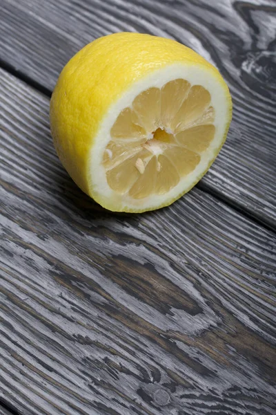 Meio Limão Amarelo Superfície Das Tábuas Pinheiro Escovado — Fotografia de Stock