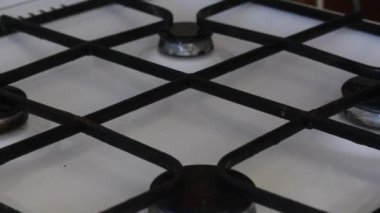 Bir kadın fırından fırında yuvarlak hamur keki çıkarıyor. Soğutmak için gaz sobasının üzerine kekle tava koyuyor. Taze bir tortilla hazırlar..